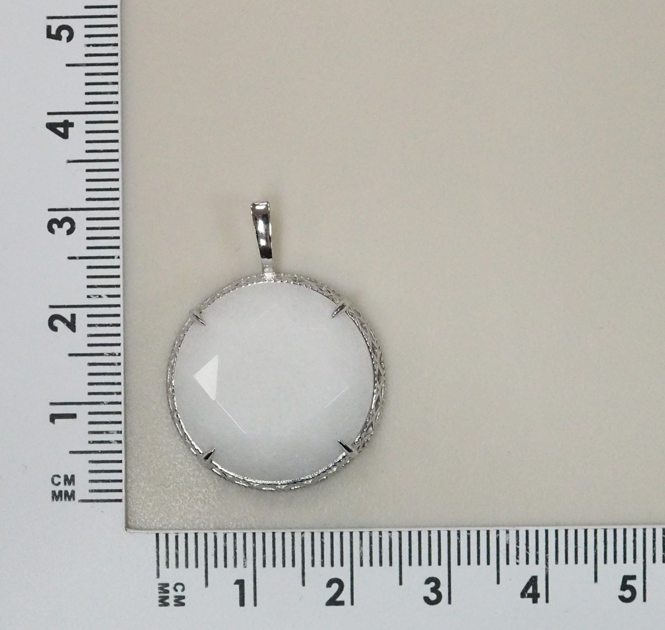 Серебряная подвеска с белым нефритом